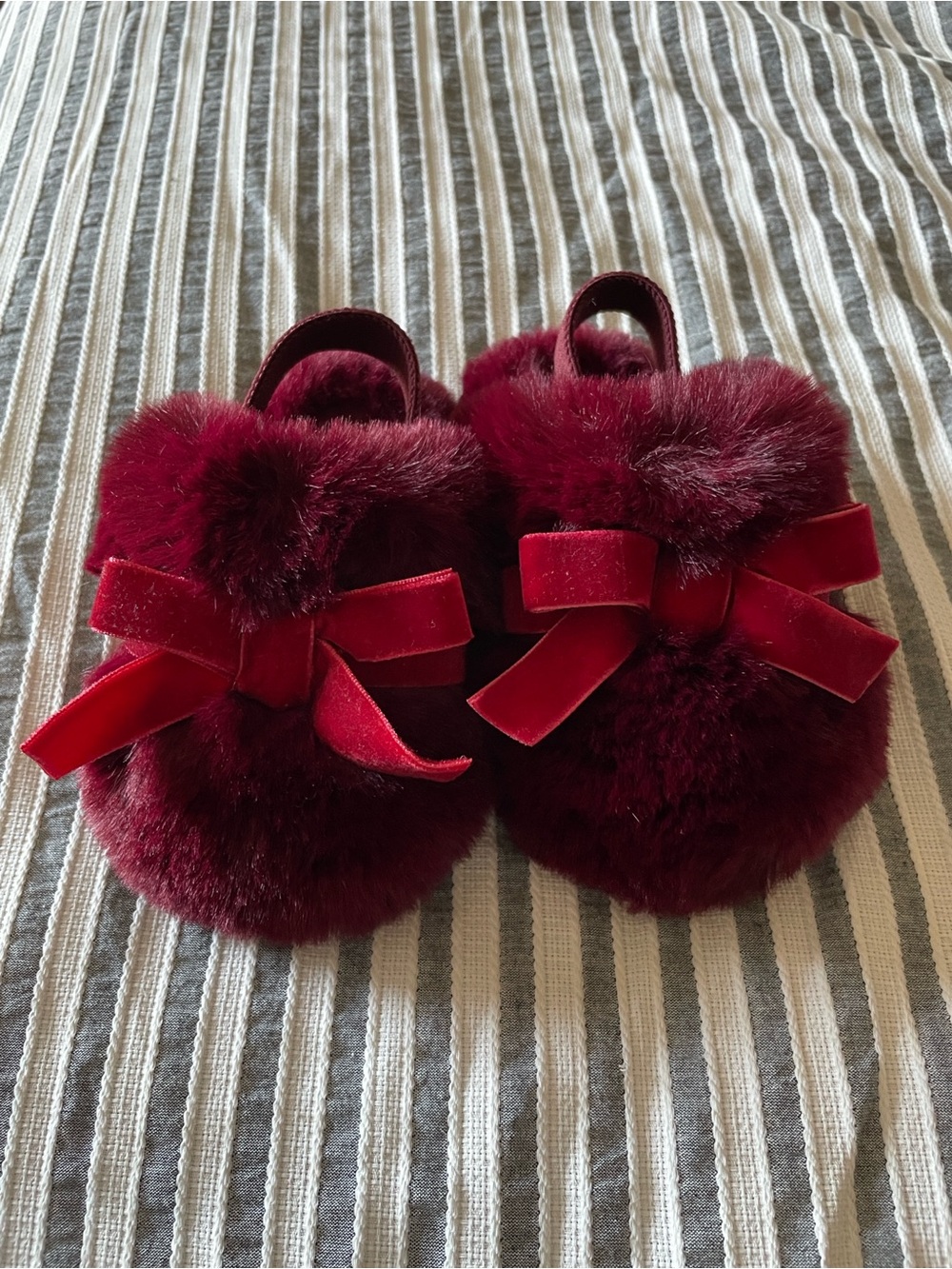 Cat & Jack Plush Bow Kids Slippers - Burgundy